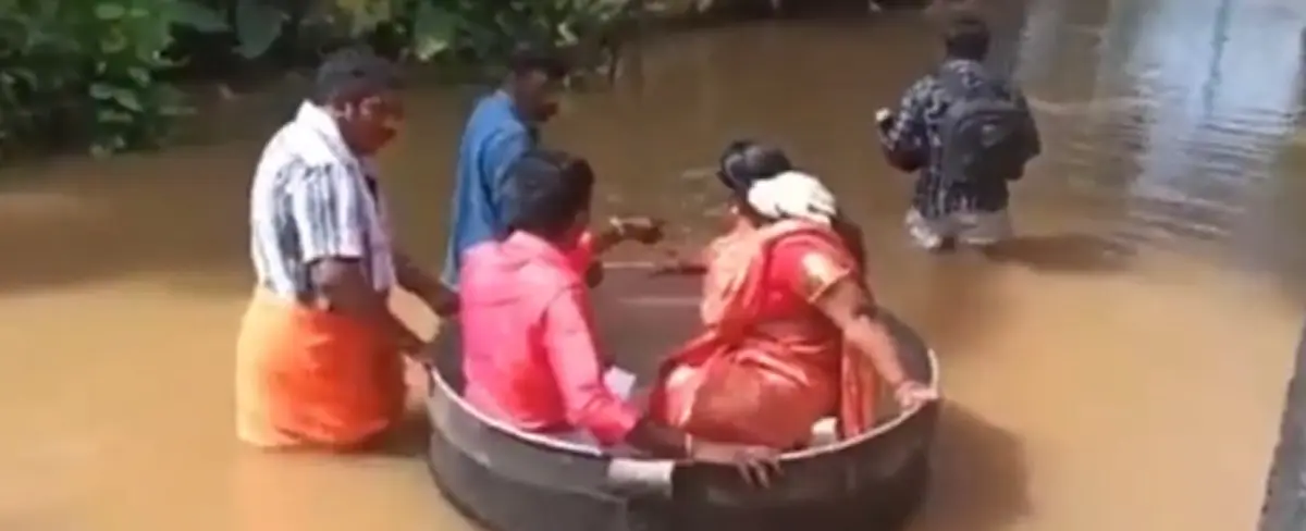Una pareja llega a su boda en una olla, a causa de masivas inundaciones en la India