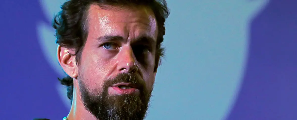 Cofundador de Twitter se burla de Facebook y ofrece comprar su dominio