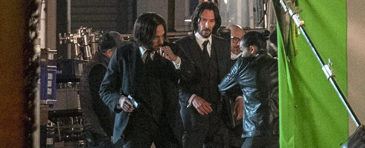 Keanu Reeves ayuda a cargar el equipo de filmación en el rodaje de "John Wick 4"