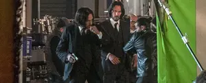 Keanu Reeves ayuda a cargar el equipo de filmación en el rodaje de "John Wick 4"