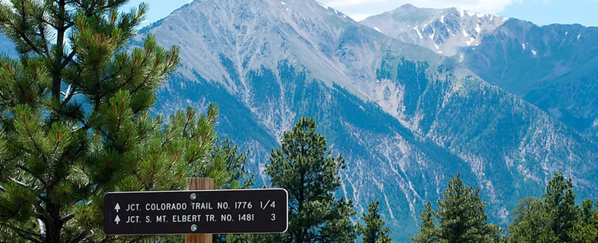 Sujeto perdido en una montaña ignora las llamadas de sus rescatistas por no conocer el número