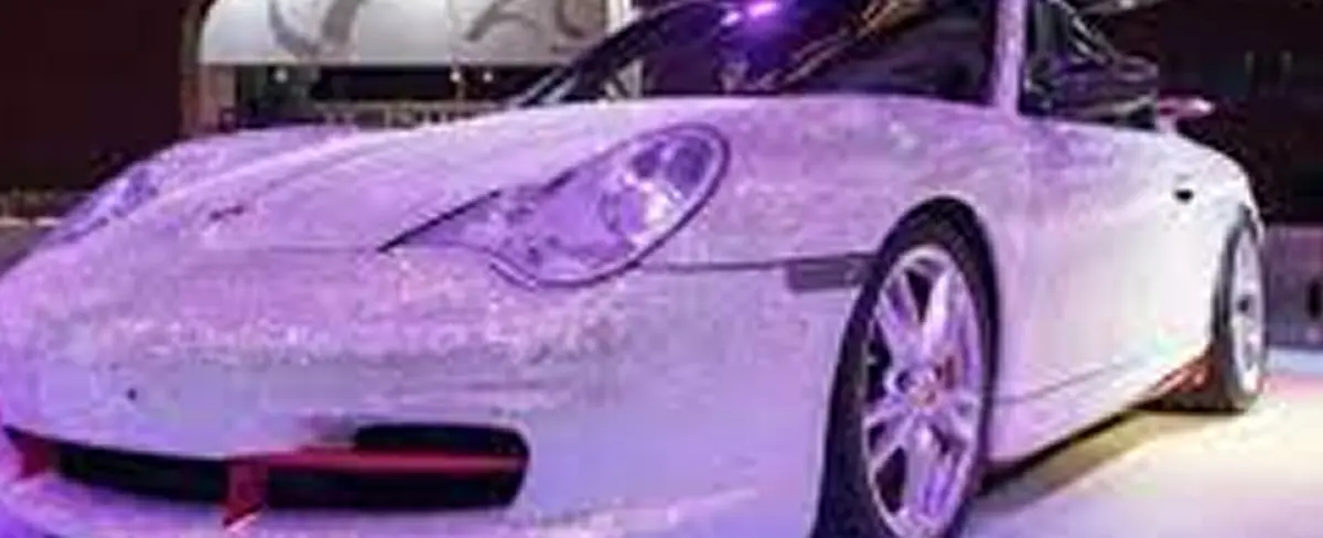 Exhiben en China un auto cubierto con 400 mil piedras preciosas incrustadas a mano