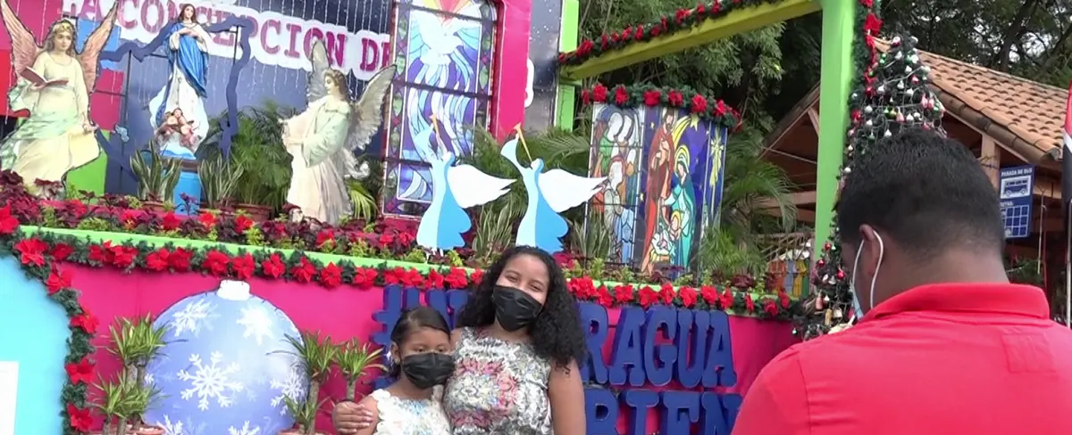 Familias aprecian altares marianos instalados en la avenida de Bolívar a Chávez