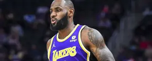 Multan a LeBron James con miles de dólares por un gesto obsceno en un partido