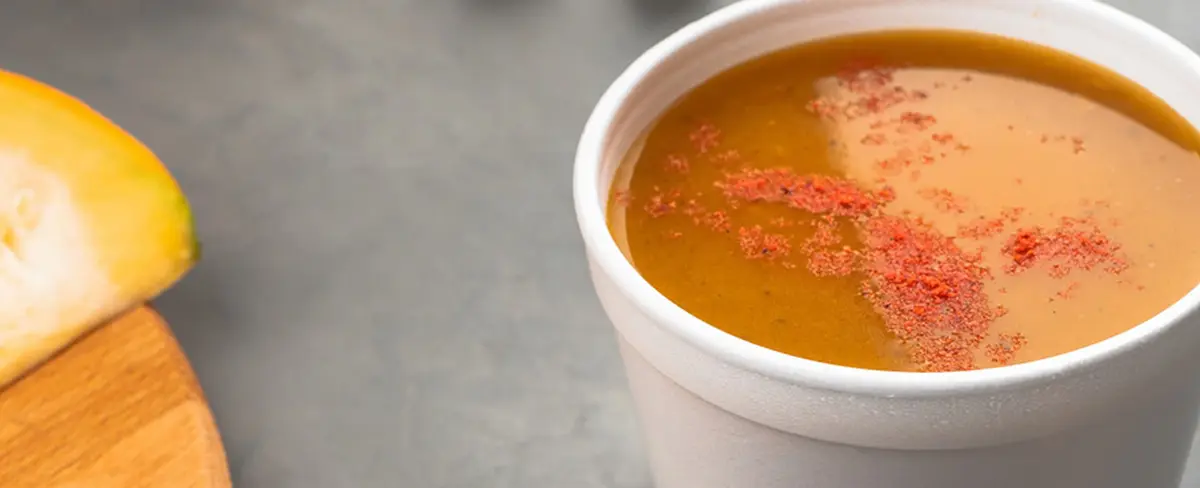 Cliente se queja de su sopa por estar muy caliente y se la arroja al cajero en EE.UU.