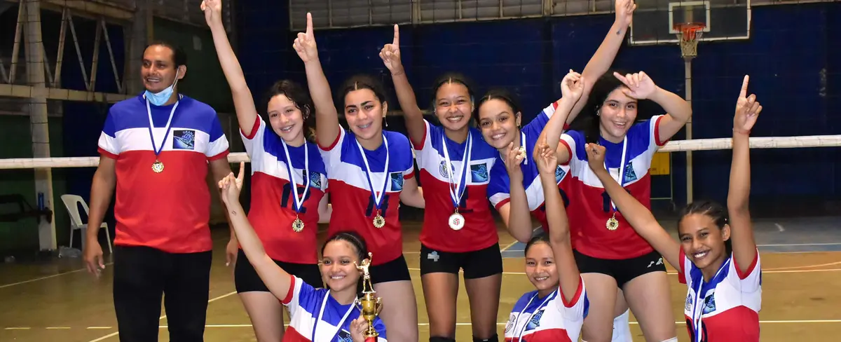 Granada 1 celebra al coronarse invictas en el Campeonato Nacional Sub-20 de Voleibol Femenino