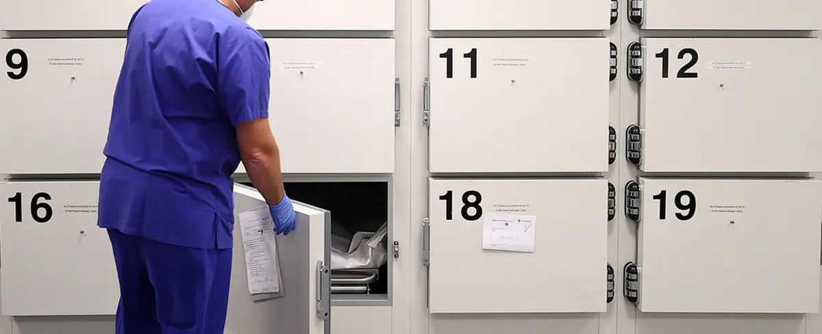 Encuentran vivo a un hombre declarado muerto, que pasó la noche en el congelador de una morgue