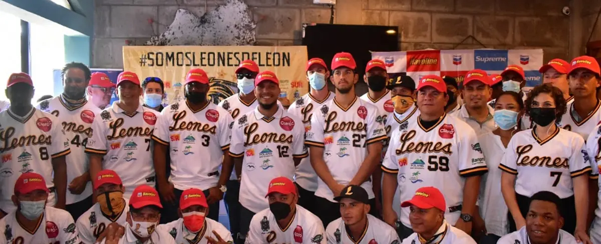 Junta directiva de Leones de León entregan uniformes a sus jugadores para la Profesional