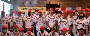 Junta directiva de Leones de León entregan uniformes a sus jugadores para la Profesional
