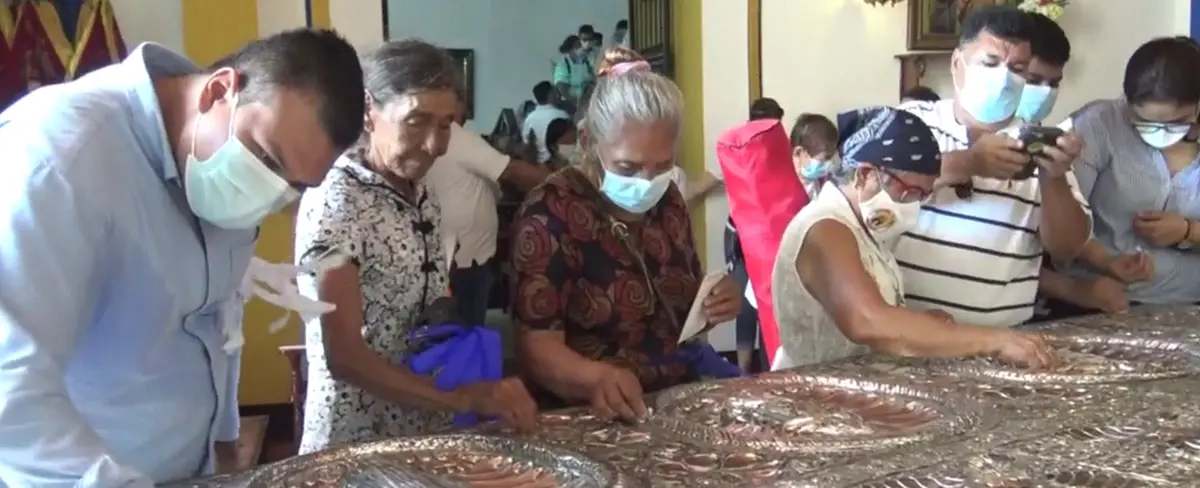 Feligreses asisten a tradicional Lavada de Plata en El Viejo