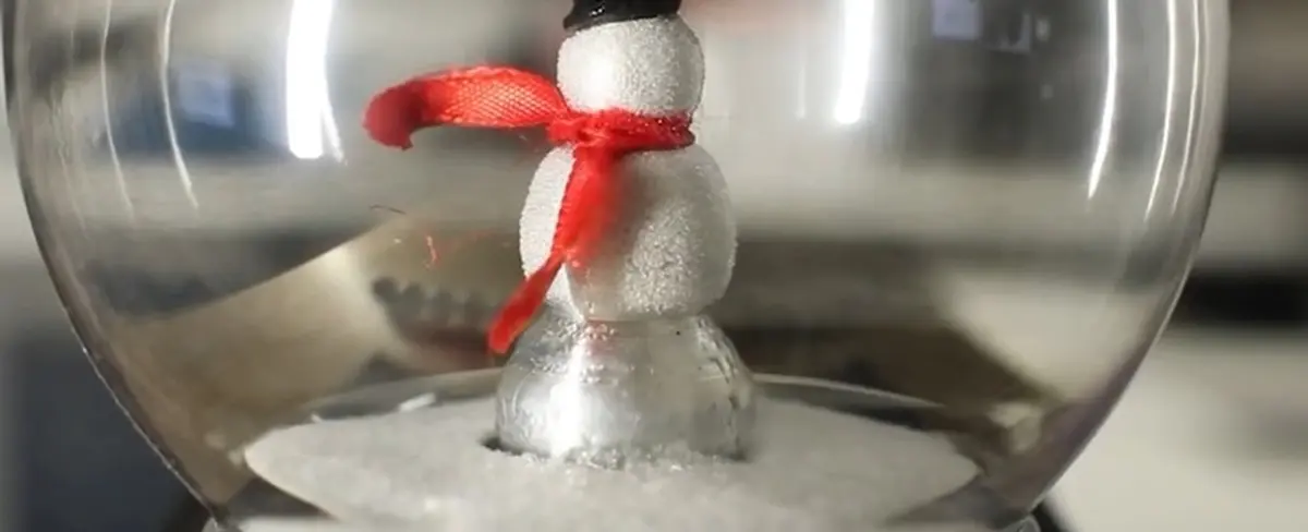 Elaboran una bola de cristal navideña que genera su propia nieve real