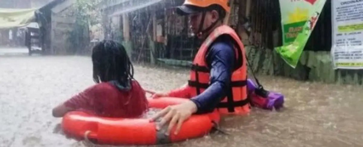 Al menos 33 personas murieron al paso de tifón Ray en Filipinas