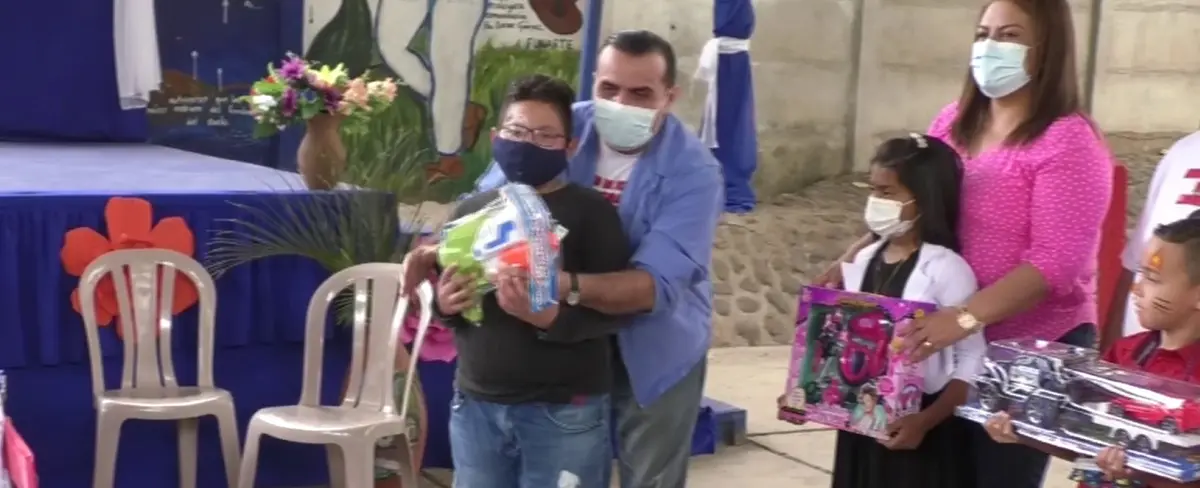 Con mucha felicidad niños estelianos reciben sus juguetes navideños