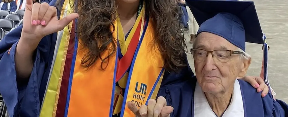 Un octogenario se gradúa de la universidad pocos días antes de cumplir años