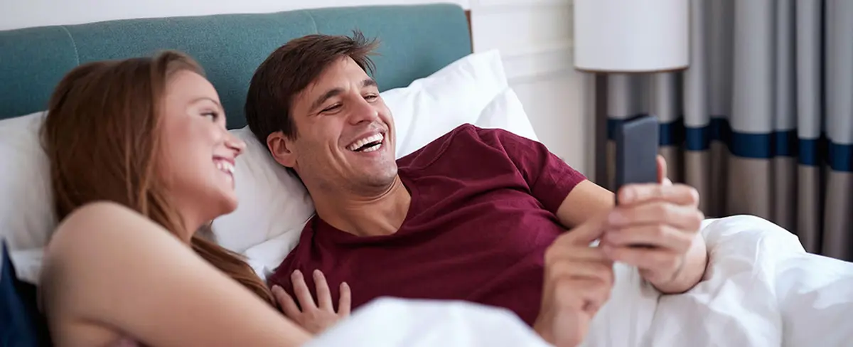Una marca de licor ofrece 25 mil dólares a una pareja que pase 30 noches sin Internet