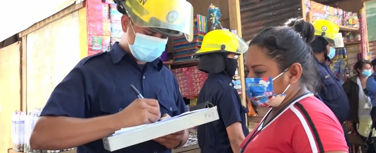 Bomberos Unificados inspeccionan puestos de pólvora en vísperas de navidad