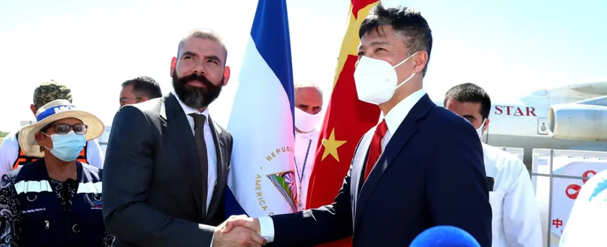 Nicaragua recibe donación de 800 mil dosis de Sinopharm procedentes de China