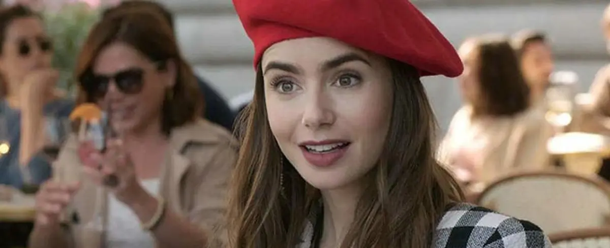 Lily Collins revela cuál es su atuendo favorito en su serie "Emily in Paris"