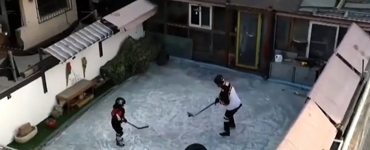 Un anciano construye una pista de hielo en su terraza para practicar hockey con su nieto