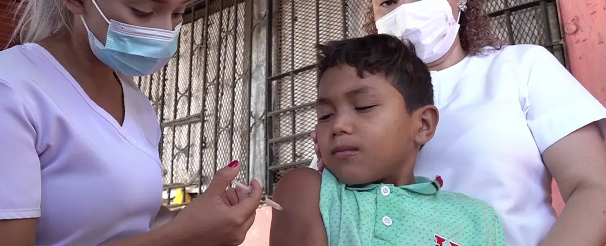 Familias del barrio Jorge Dimitrov se inmunizan contra la Covid-19