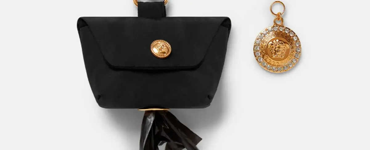Versace vende por cientos de dólares una cartera para bolsas de basura