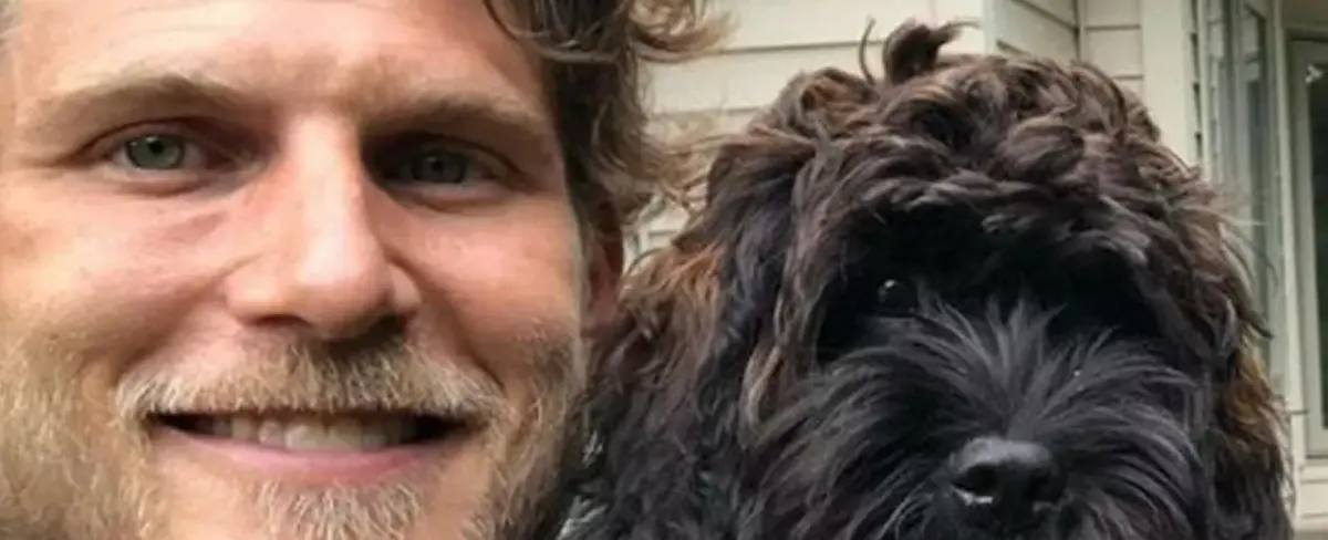 Actor de “You” salva a su perrita del ataque de dos coyotes