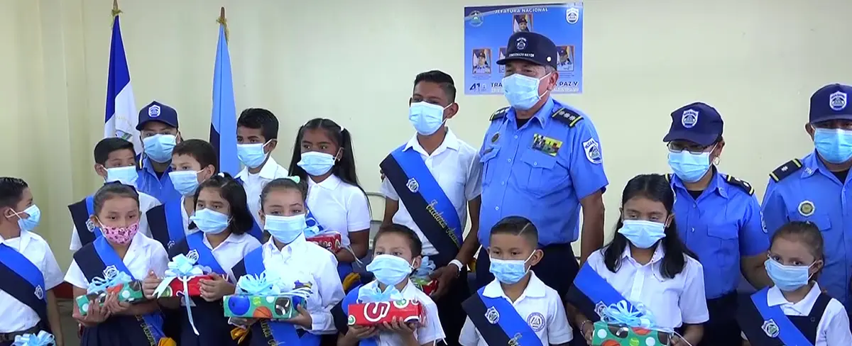 Entregan paquetes escolares a hijos de Policías en Matagalpa
