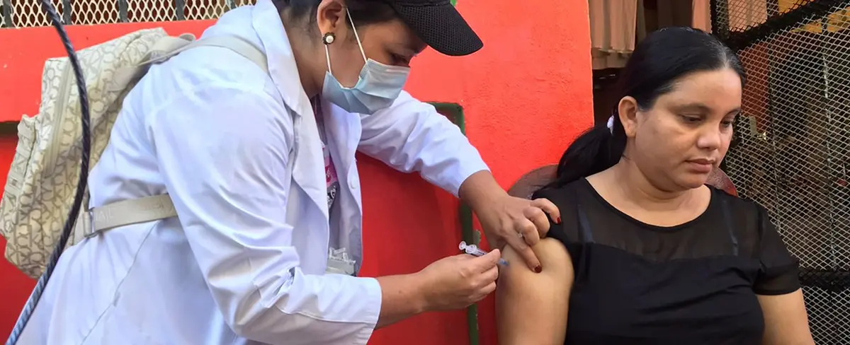 Aplican vacunas antiCovid en el barrio Hugo Chávez