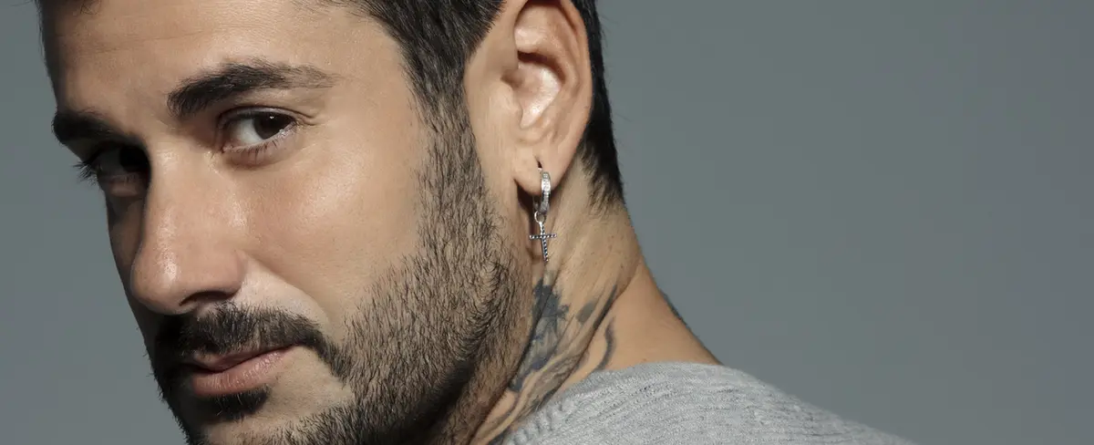 El cantante Melendi sorprende con nuevo cambio de look