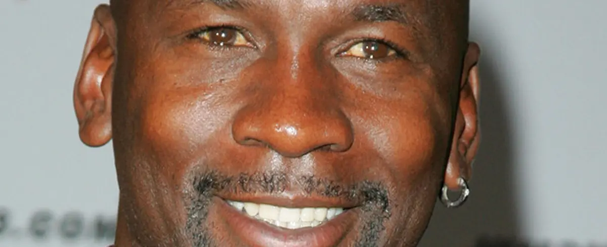 Reacción de Michael Jordan roba atención en la victoria de los Charlotte Hornets contra los Lakers