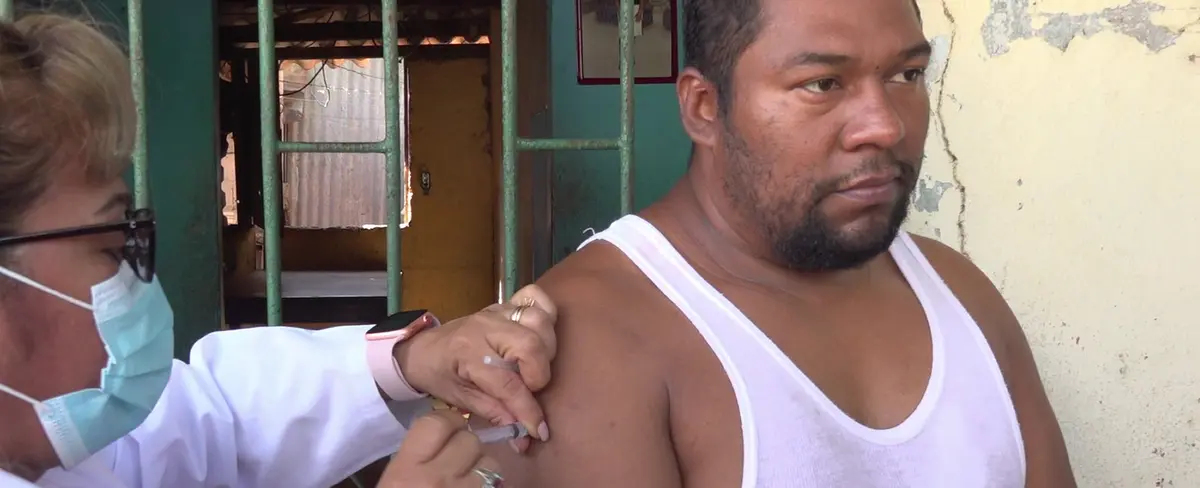 Vacunación casa a casa llega al barrio Villa Cuba