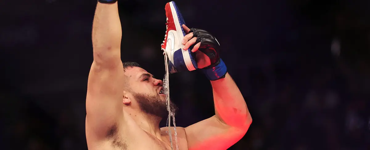 Tai Tuivasa bebe cerveza de los zapatos de varios fanáticos para celebrar su triunfo en la UFC