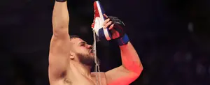 Tai Tuivasa bebe cerveza de los zapatos de varios fanáticos para celebrar su triunfo en la UFC