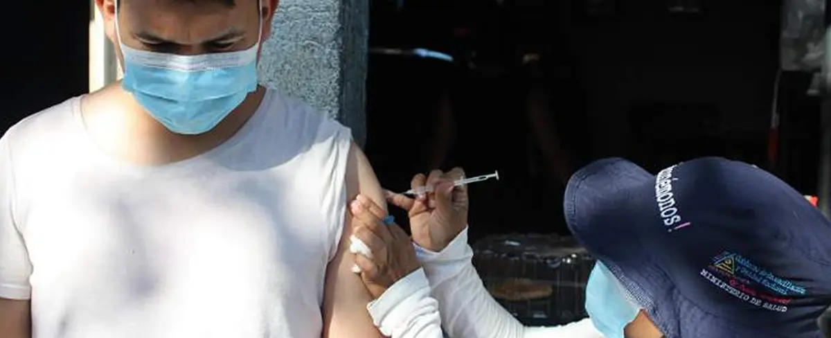 Aplican vacunas contra el Coronavirus en el barrio René Cisneros