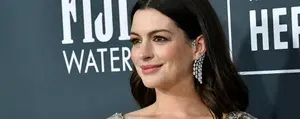 Anne Hathaway habla sin reservas del lado menos romántico de la maternidad