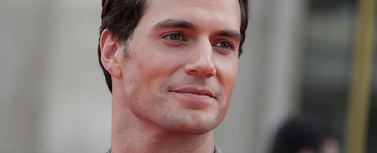 Aseguran que Henry Cavill flechó a una actriz de "Vikingos Valhalla"