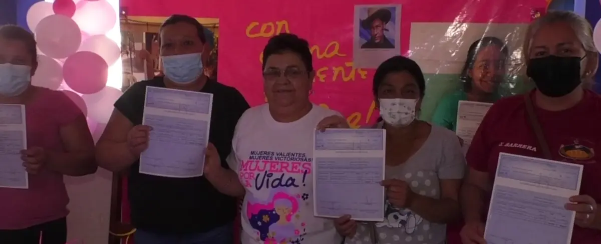 Protagonistas reciben créditos del programa Usura Cero