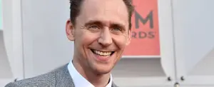 Tom Hiddleston se compromete con su novia Zawe Ashton