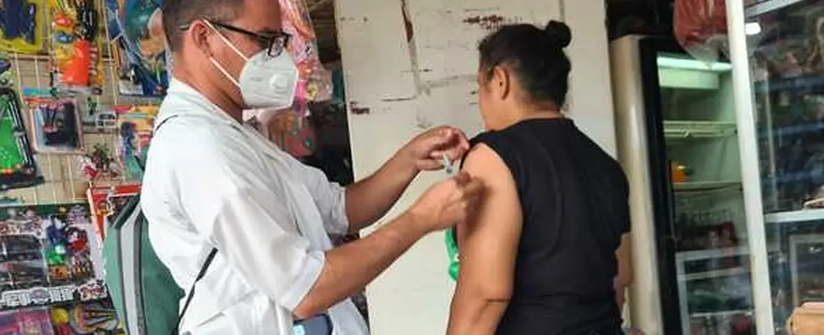 Habitantes del barrio Jorge Cassaly se vacunan contra la Covid-19