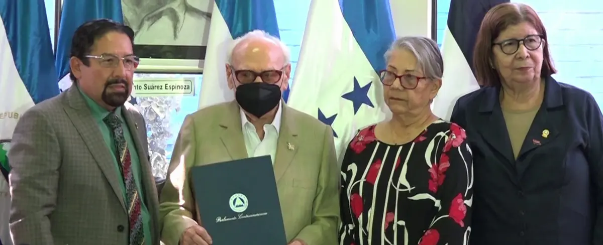Acreditan a diputados propietarios ante el Parlacen