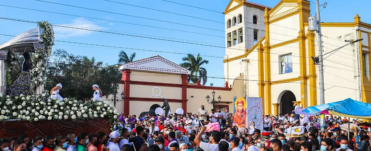 Devotos se desbordan en procesión de San Benito de Palermo en León