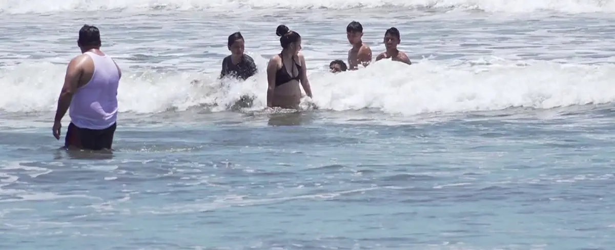 Familias apaciguan el calor en las aguas de Pochomil