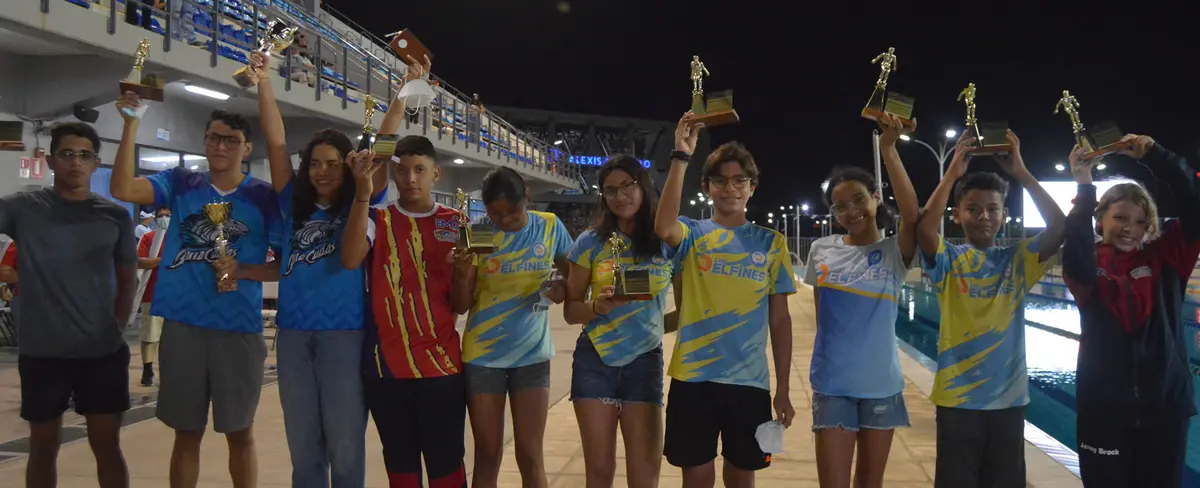 Abarca y Hernández siguen dominando competencias de natación