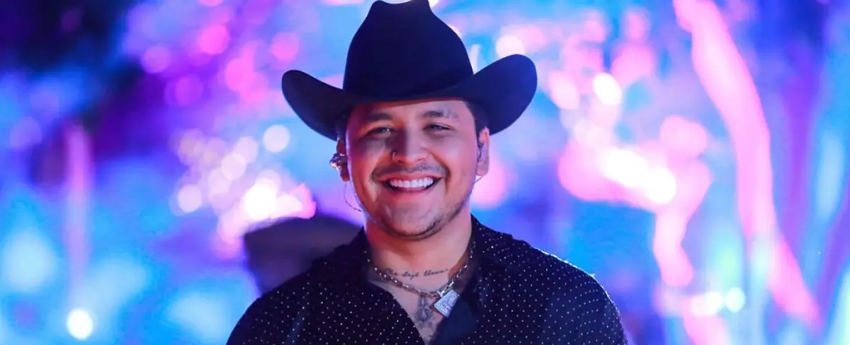 Cristian Nodal reemplaza tatuaje de los ojos de Belinda