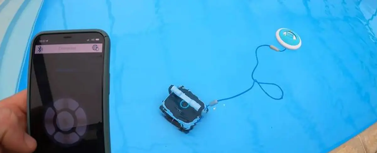 Robot Aiper Seagul, limpia piscinas y es controlado con el celular