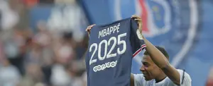 Mbappé firma con en el PSG por tres temporadas más