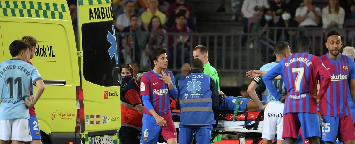 El central del Barcelona Araujo, hospitalizado tras un choque en la cabeza con Gavi
