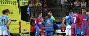 El central del Barcelona Araujo, hospitalizado tras un choque en la cabeza con Gavi