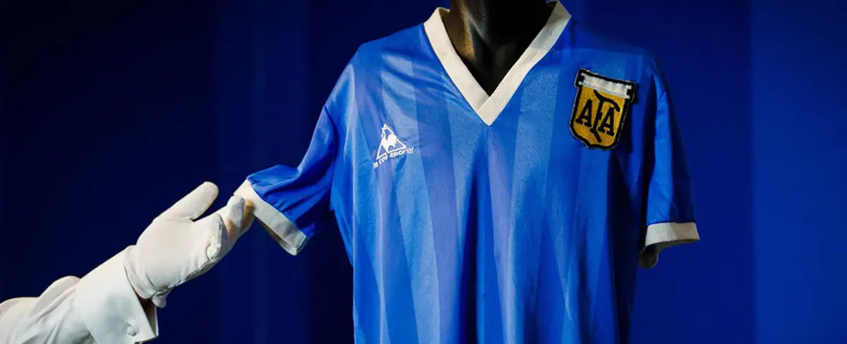 Venden por un precio récord camiseta que vistió Maradona en el partido de “La mano de Dios”