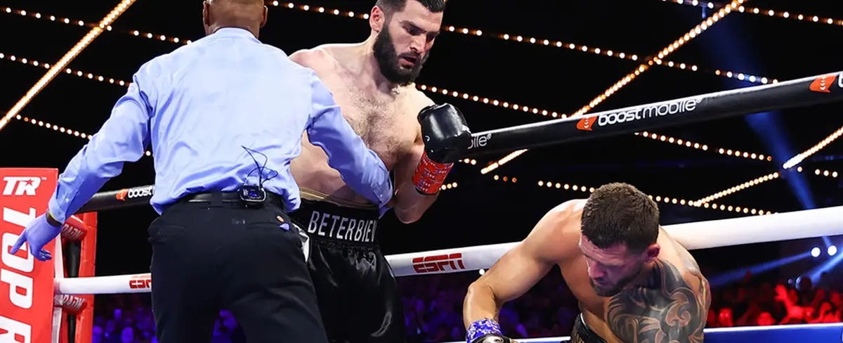Artur Beterbiev noquea a Joe Smith Jr y le arrebata faja de la OMB